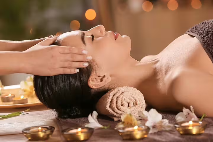Relaxing head massage during Cleopatra Deluxe Spa Treatment VIP with sauna, jacuzzi and aromatherapy