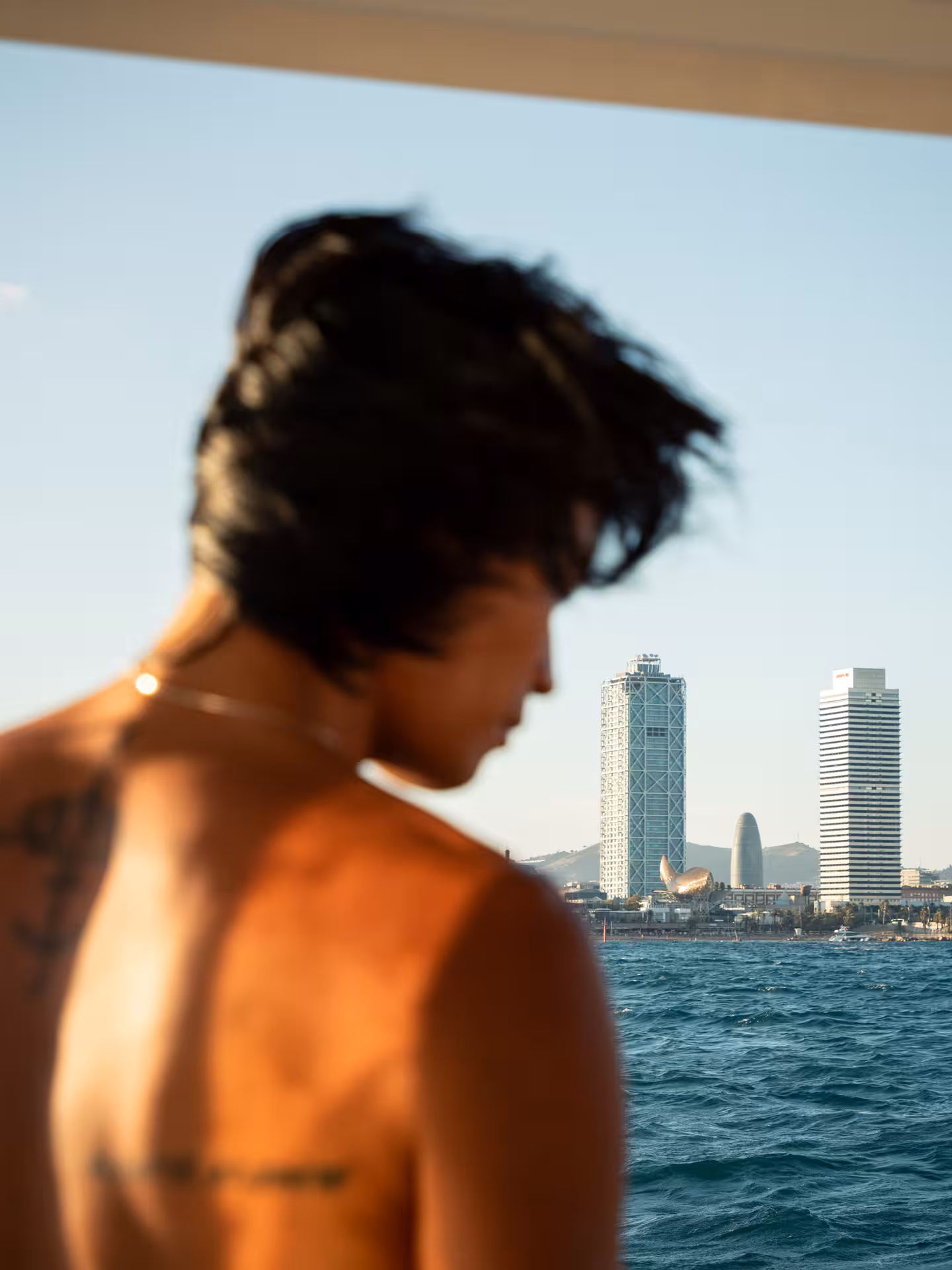 Sunset yacht view with city skyline, ideal setting for a cocktail masterclass and drinks cruise experience