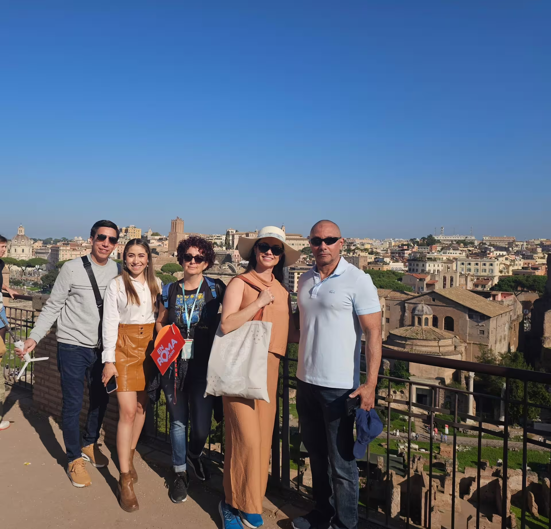 Grupo de viajeros en mirador del Palatino con panorámica del Foro Romano, durante tour Coliseo Foro Romano y Palatino