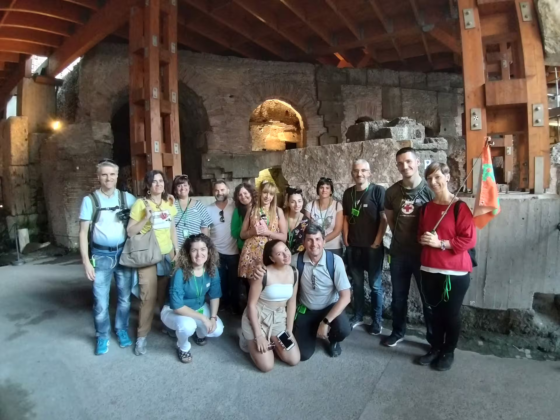 Foto de grupo en el hipogeo del Coliseo, visita guiada Arena, Foro Romano y Monte Palatino en Roma