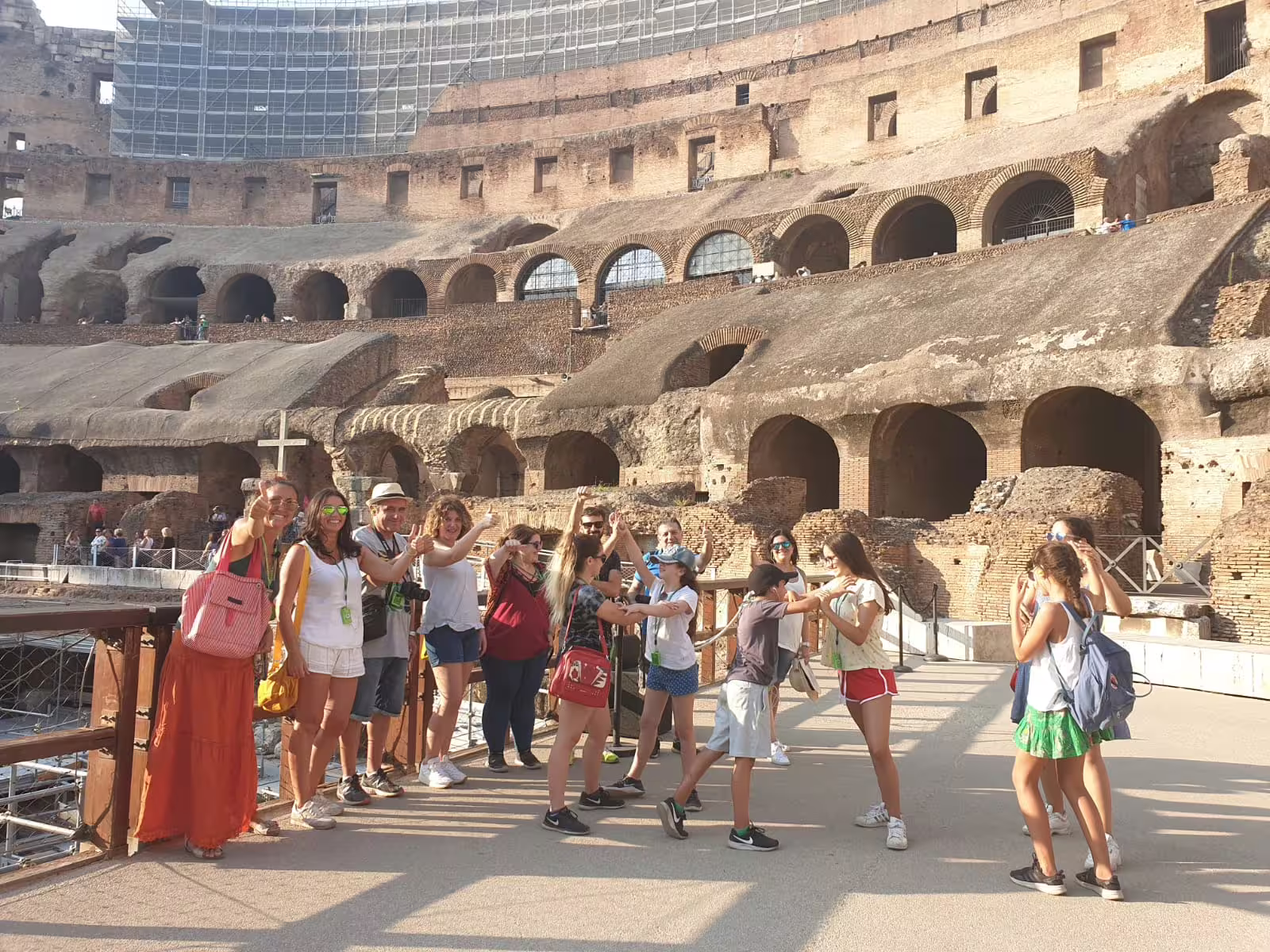 Viajeros en la Arena del Coliseo de Roma con vistas a las gradas, tour guiado Foro Romano y Palatino