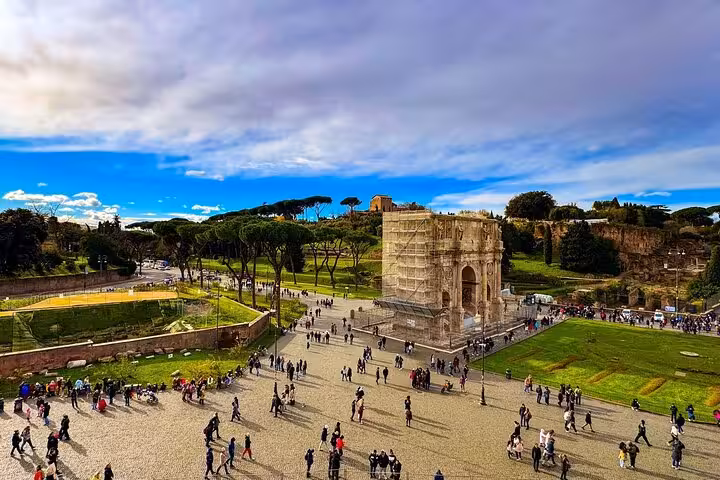 View of the Arch of Constantine near the Colosseum, perfect for the Colosseum Immersive Experience tour.