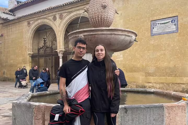 Couple by Córdoba’s Pineapple Fountain on a scavenger hunt city highlights walking tour in the Judería