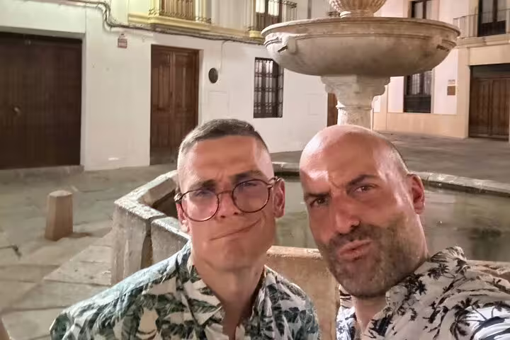 Friends pose by a Córdoba fountain in the historic center during a scavenger hunt and highlights walking tour