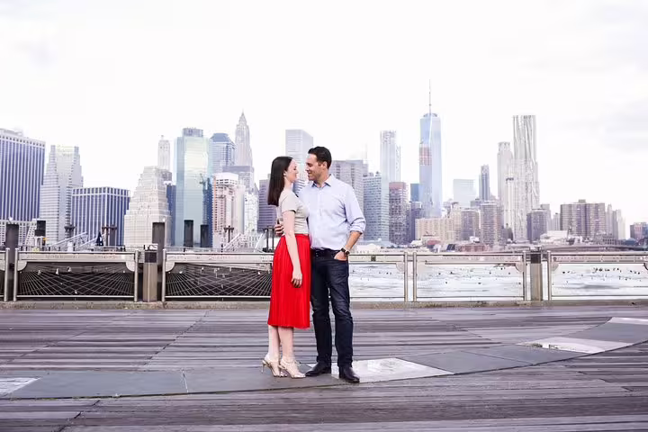 Couple posing on Brooklyn Bridge Park with Manhattan skyline, personal photography tour in NYC Brooklyn & DUMBO