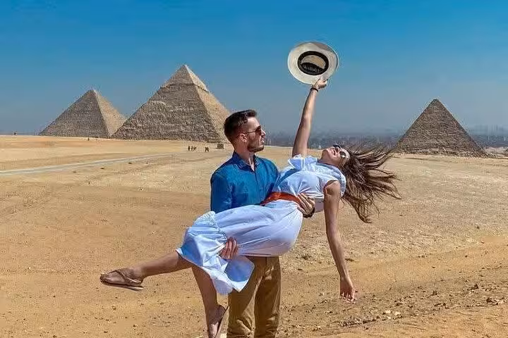Couple posing at Giza Pyramids during Ultimate 3 Day Cairo tour, Egypt sightseeing with museum and free hostel