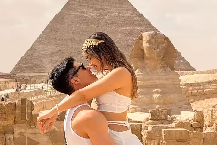 Romantic couple at the Great Sphinx and Giza Pyramid on half-day Cairo tour, with lunch and private guide