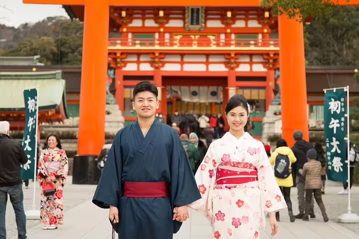 Couple in kimono at Fushimi Inari Taisha torii gate, Kyoto private photo shoot with local photographer