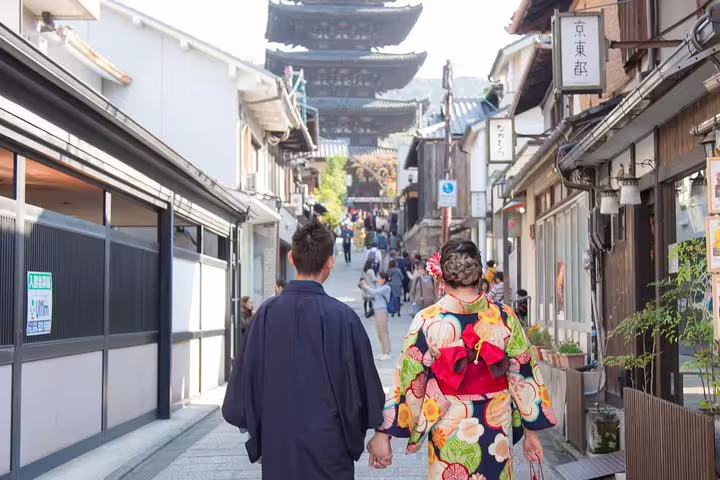 Couple in kimono walking Ninenzaka street toward Yasaka Pagoda, Kyoto private vacation photographer photo shoot
