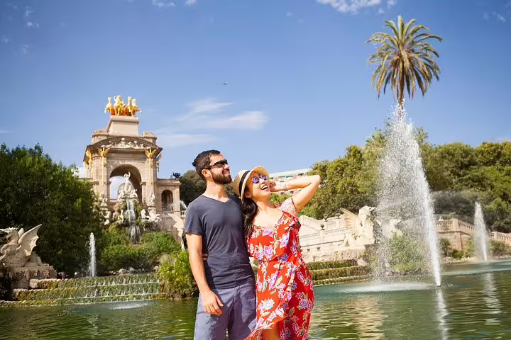 Couple at Parc de la Ciutadella fountain on a Barcelona secret corners photoshoot tour with local guide