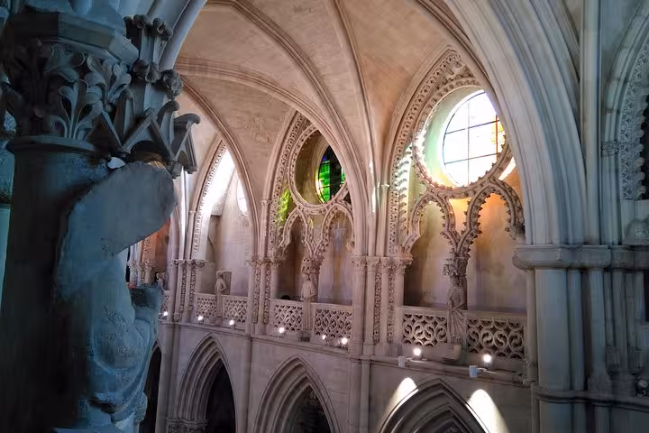 Detalles neogóticos y vidrieras en las naves de la Catedral de Cuenca durante visita guiada cultural en Cuenca