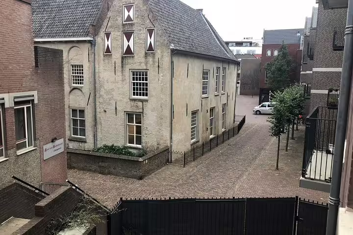 Historic alley and old house in Den Bosch city centre, puzzle location on a self-guided e-scavenger hunt