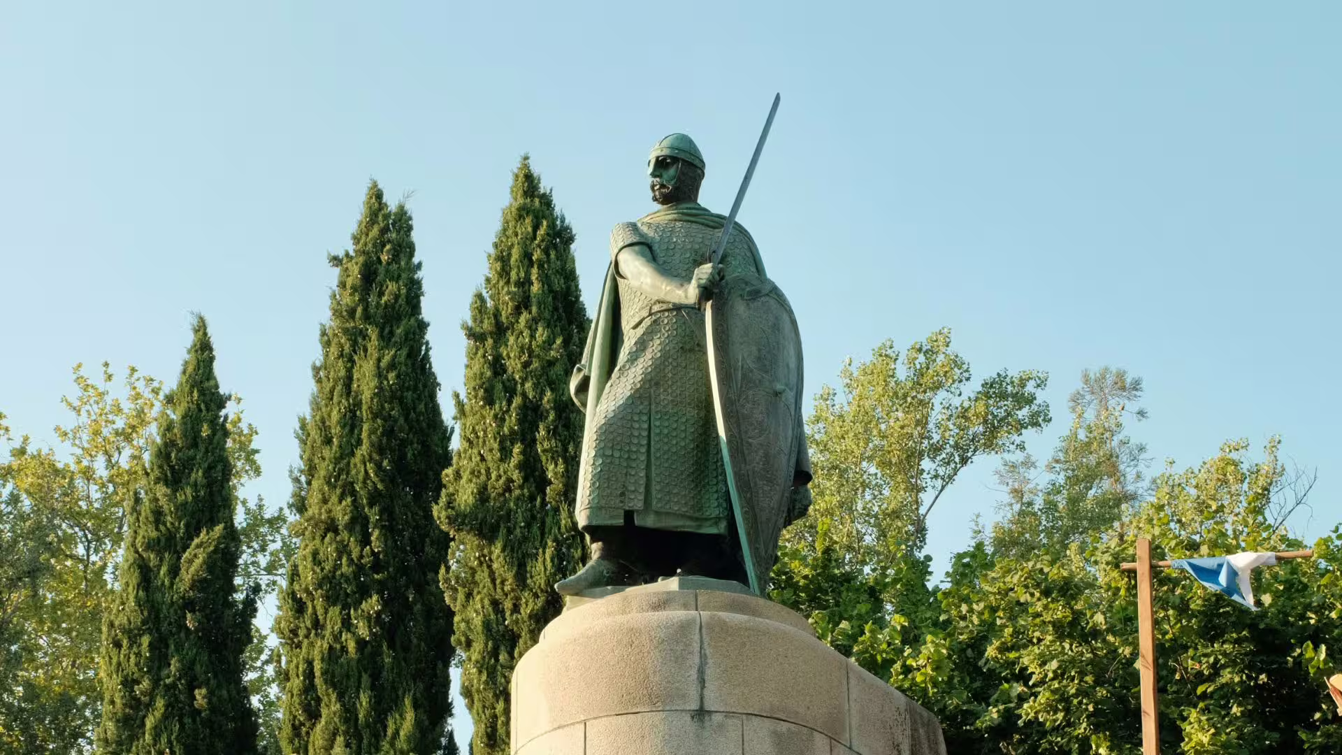 Image of the statue of Dom Afonso Henriques near the Castle of Guimarães, part of Cooltour Oporto's Braga & Guimarães Tour