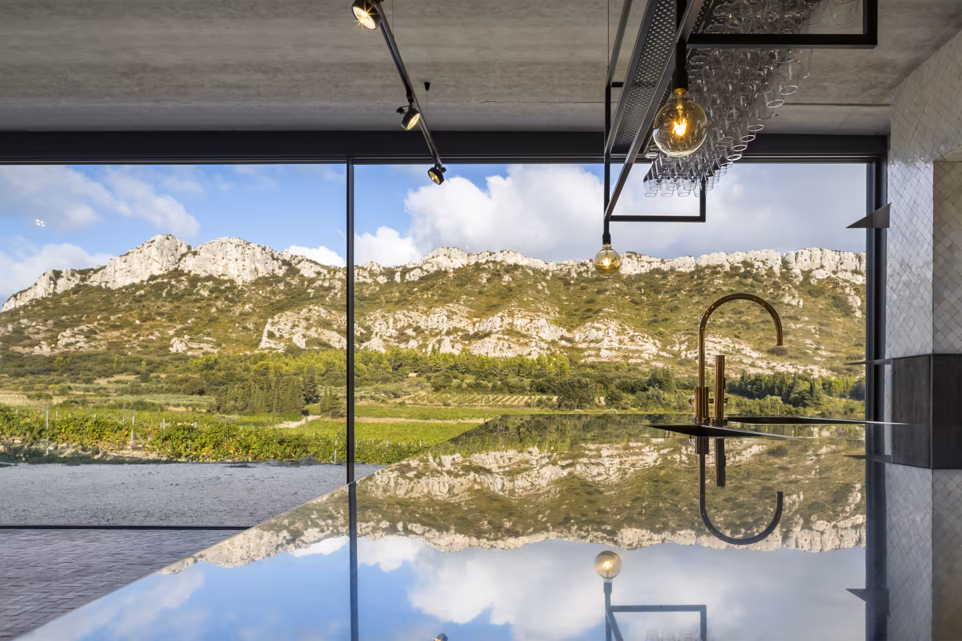 Comptoir de dégustation viticole au Domaine du Vallon des Glauges, vue panoramique Alpilles, Provence