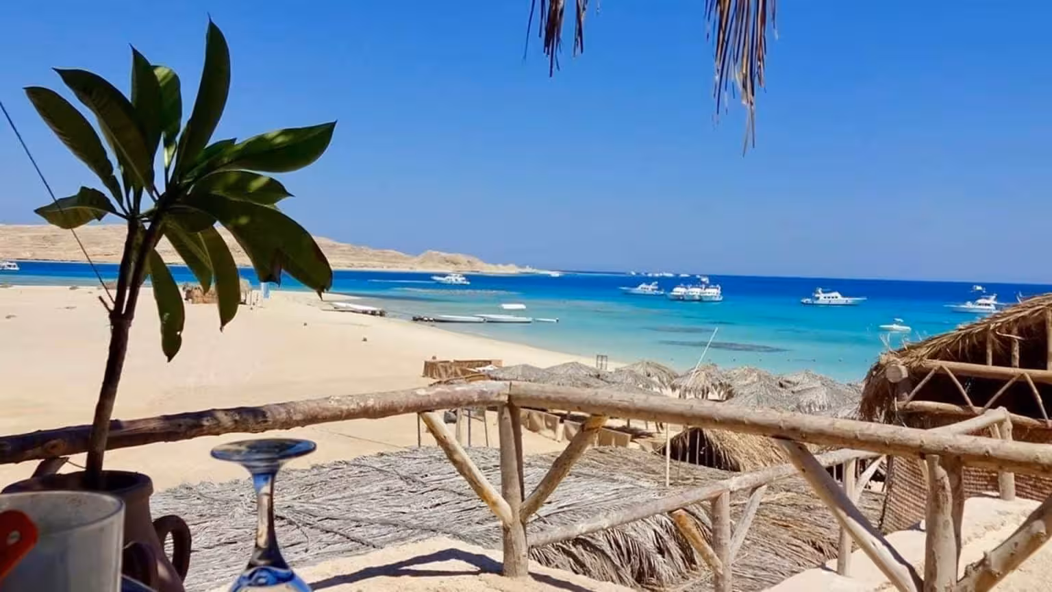 Eden Island Hurghada beach view with turquoise Red Sea and boats, relaxing stop on snorkeling day trip