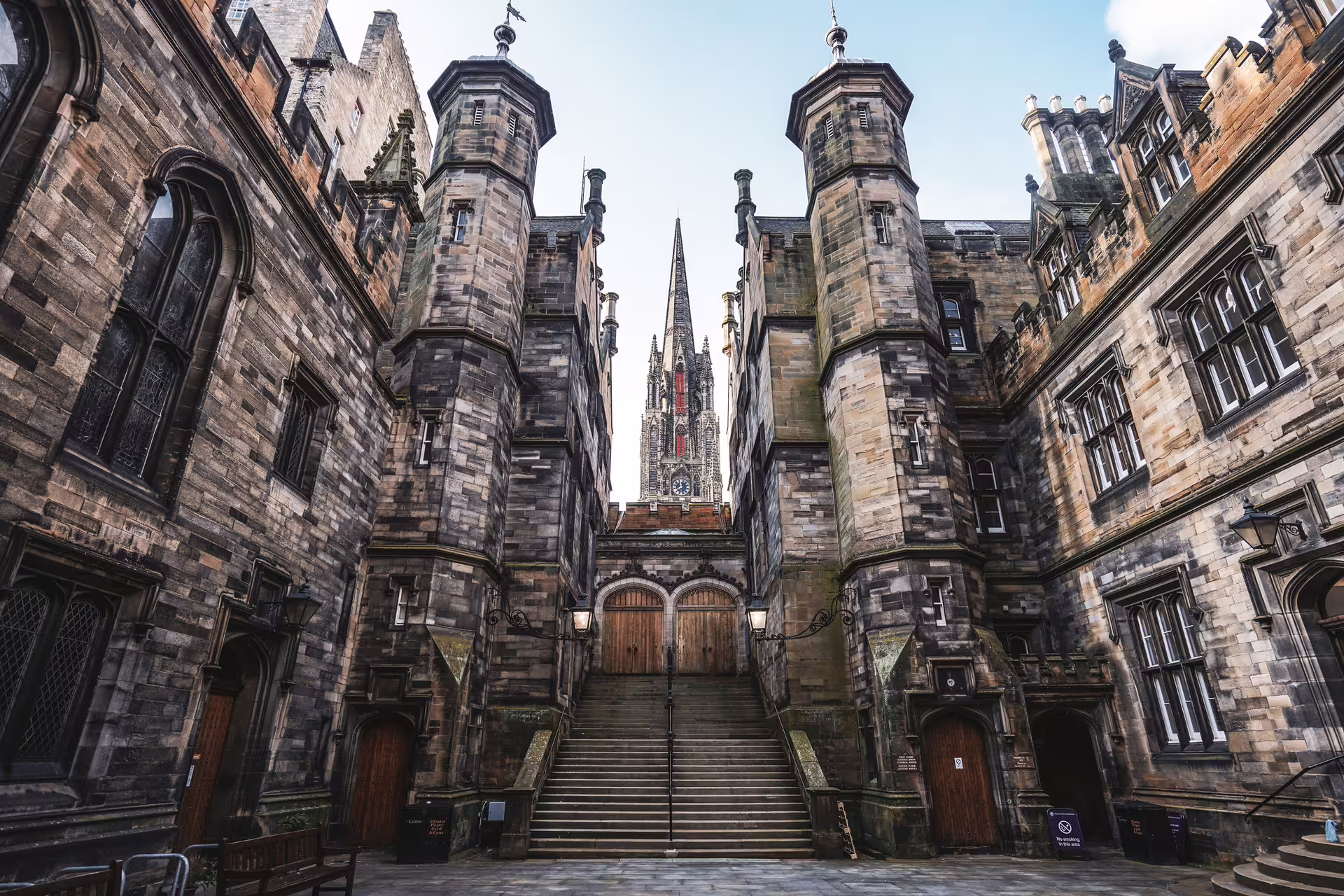 Edinburgh Old Town courtyard and stone stairway on a 1-day walking tour with multilingual audioguide