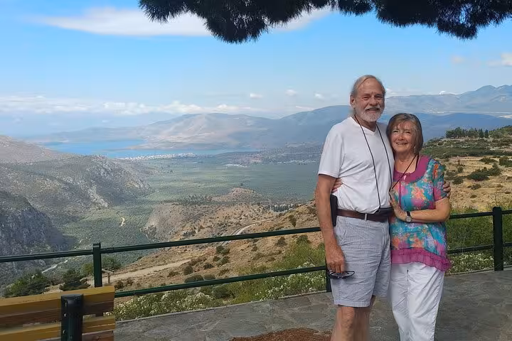 Happy couple at scenic Edinburgh viewpoint on Edinburgh Express 2-hour highlights ride with panoramic city views