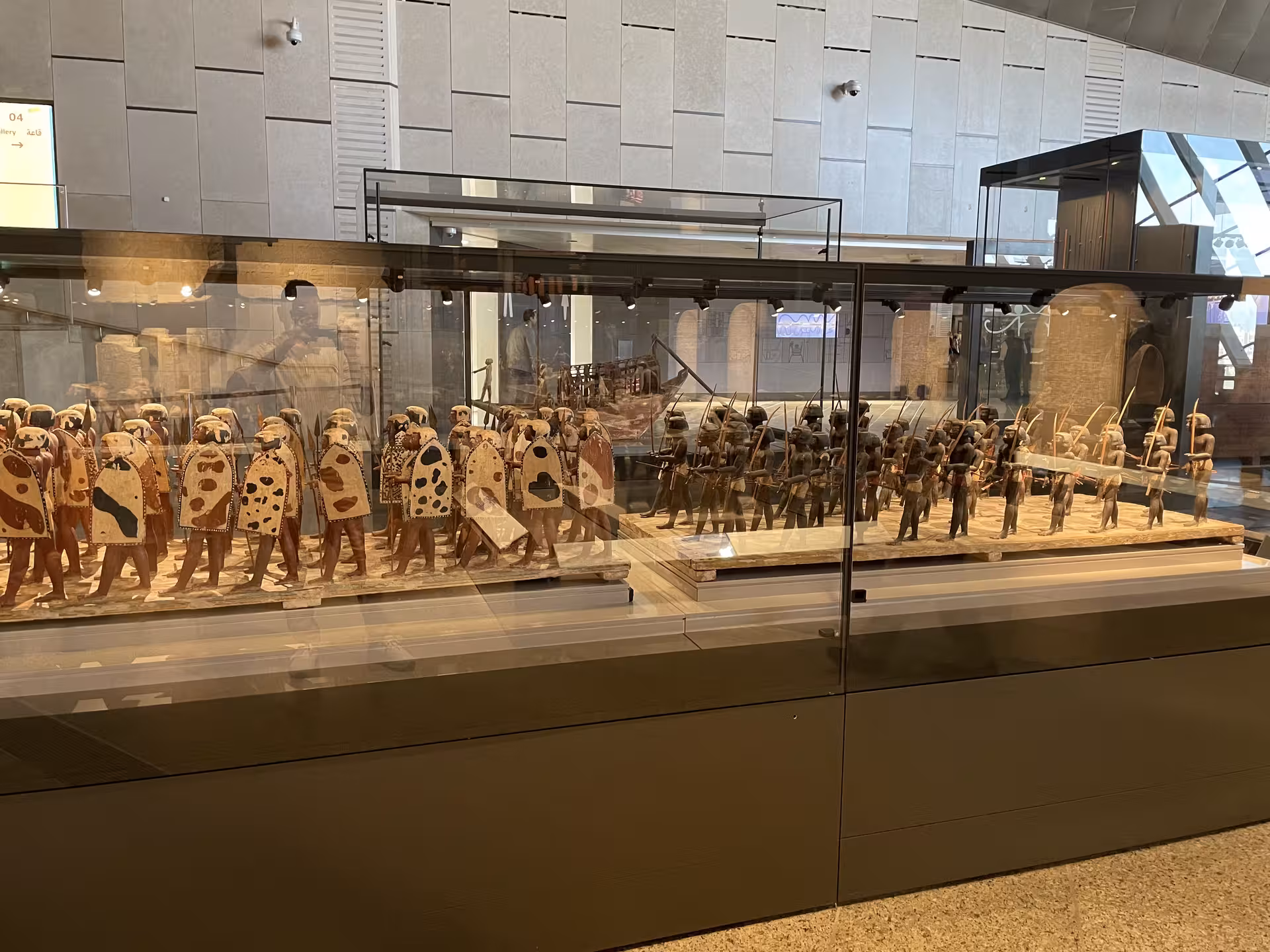 Vitrina con figuras de soldados del Antiguo Egipto en el Gran Museo Egipcio, visita incluida en tour Guiza y bazar