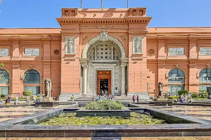 Egyptian Museum Cairo exterior with fountain, ideal stop on luxury Cairo tour from Four Seasons Hotel