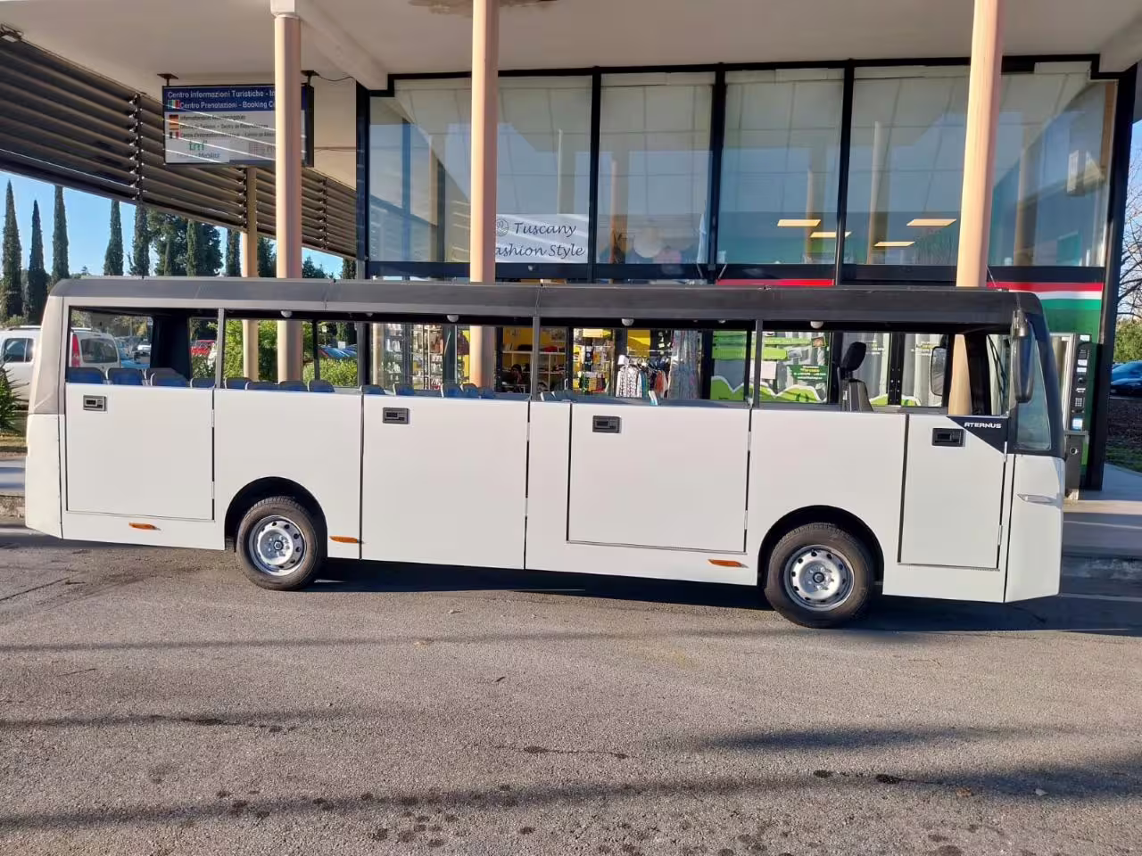 Side view of an electric minibus in Pisa, highlighting sustainable urban transport for eco-friendly sightseeing.