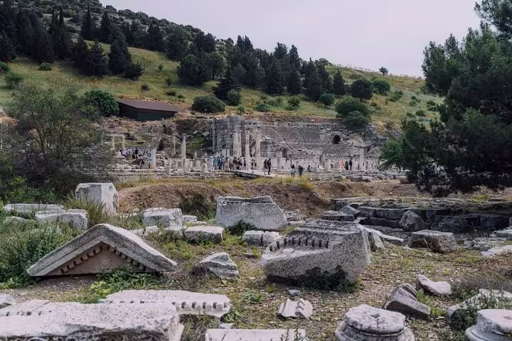 Panoramic view of Ephesus ruins and hillside landscape, visited on a private Ephesus tour from Cesme hotels