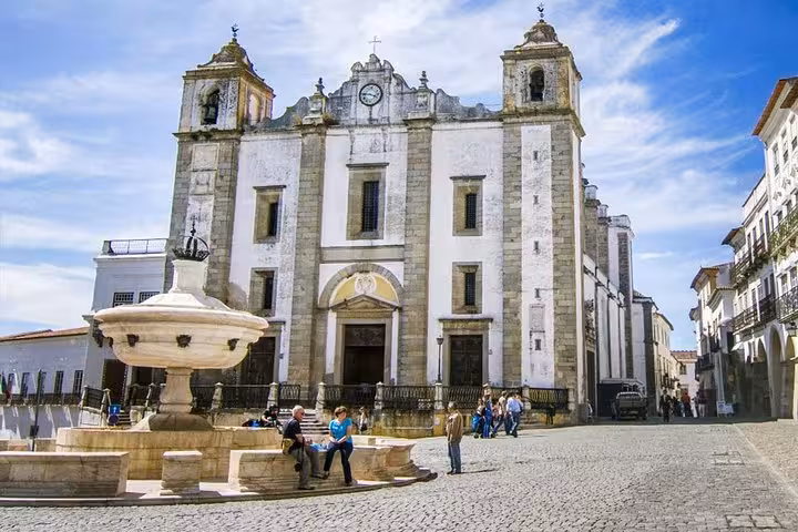 Main square in Évora with the historic Church of St. Francis and Renaissance fountain, ideal for private tours.