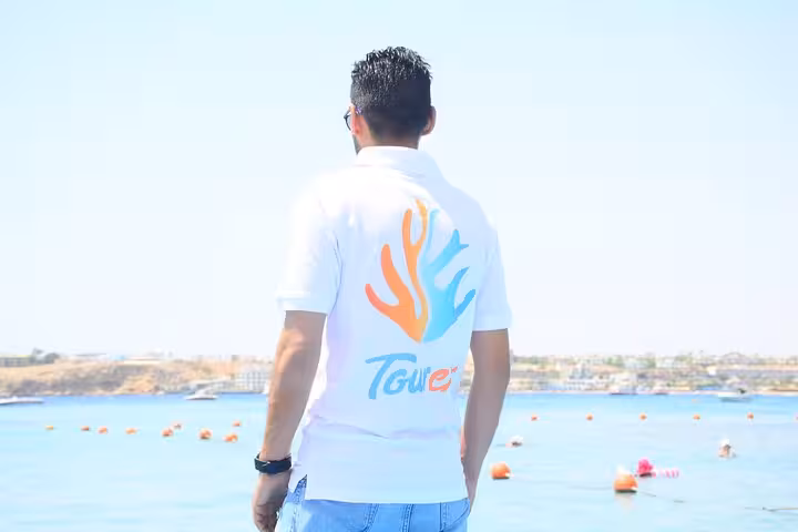 Tour guide by the Red Sea in Sharm El Sheikh, meeting point for family car buggy desert safari tour