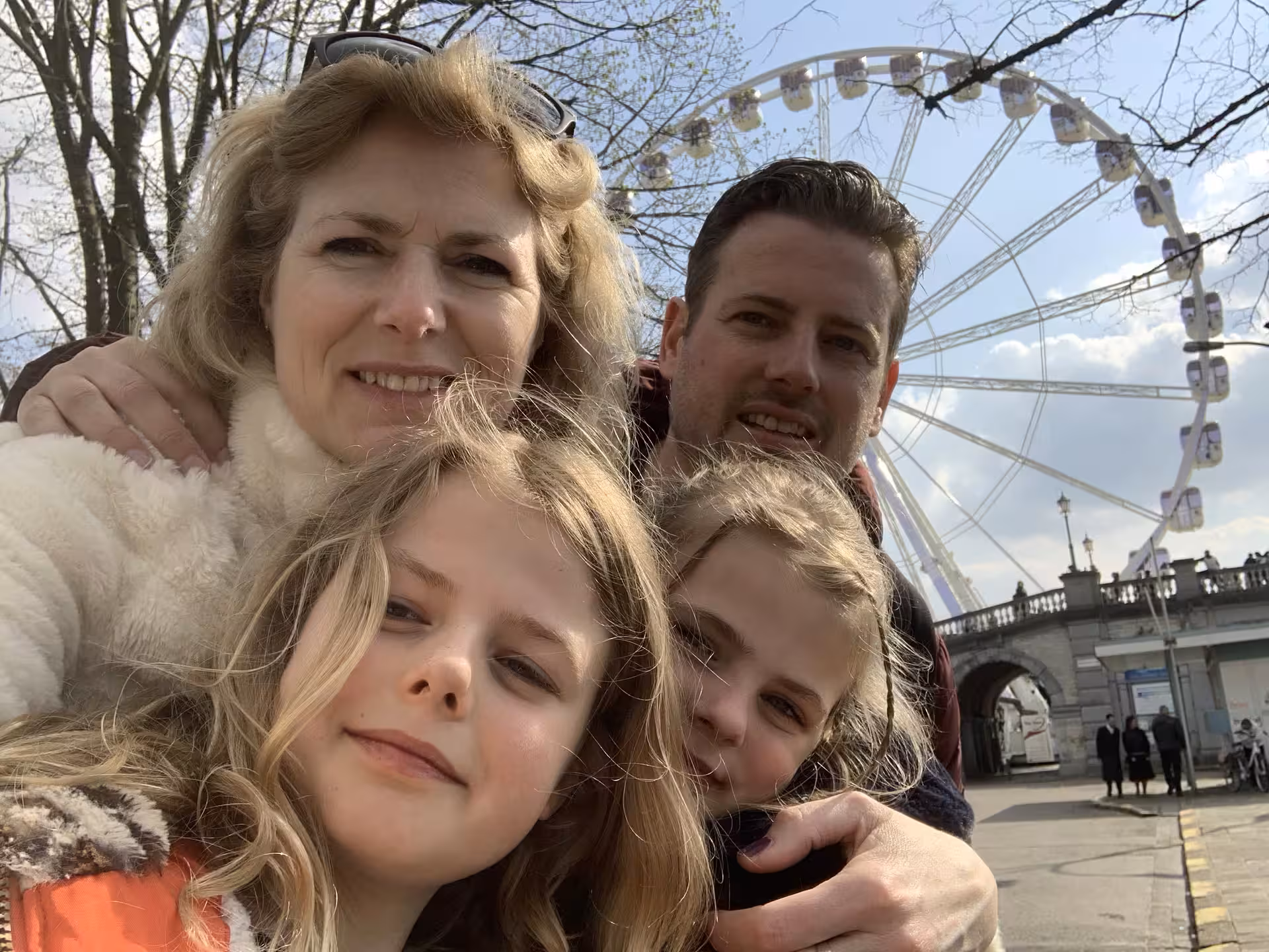 Family selfie with Antwerp Ferris wheel on a self-guided e-Scavenger hunt city tour challenge