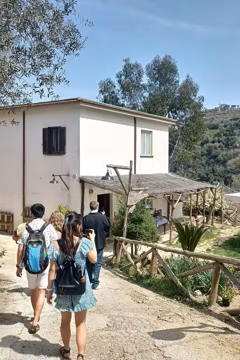 Visitors walking to a countryside farmhouse for a farm tour with cheese and pizza experience, wine and Limoncello