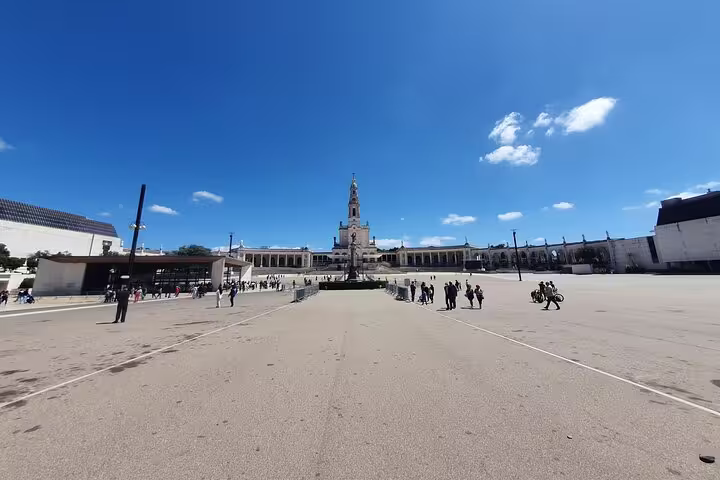 Panoramic view of the Basilica of Our Lady of the Rosary in Fátima, a key stop on the Lisbon private tour to Fátima, Batalha, Nazaré, and Óbidos.