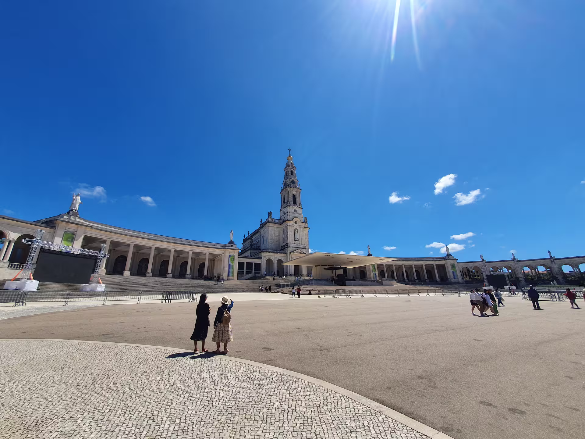 Explore the grandeur of the Sanctuary of Fátima with its iconic basilica on a sunny half-day tour from Lisboa.
