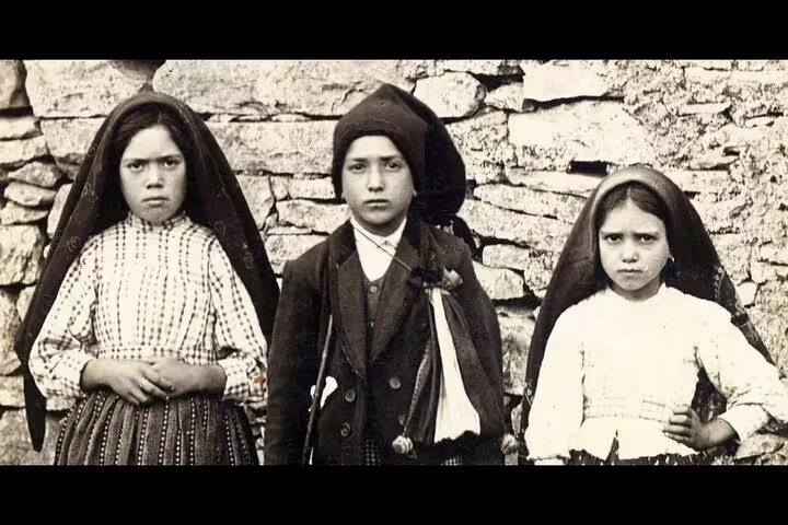 Historical photo of the three shepherd children from Fatima, a key attraction on the Fatima and Nazaré tour.