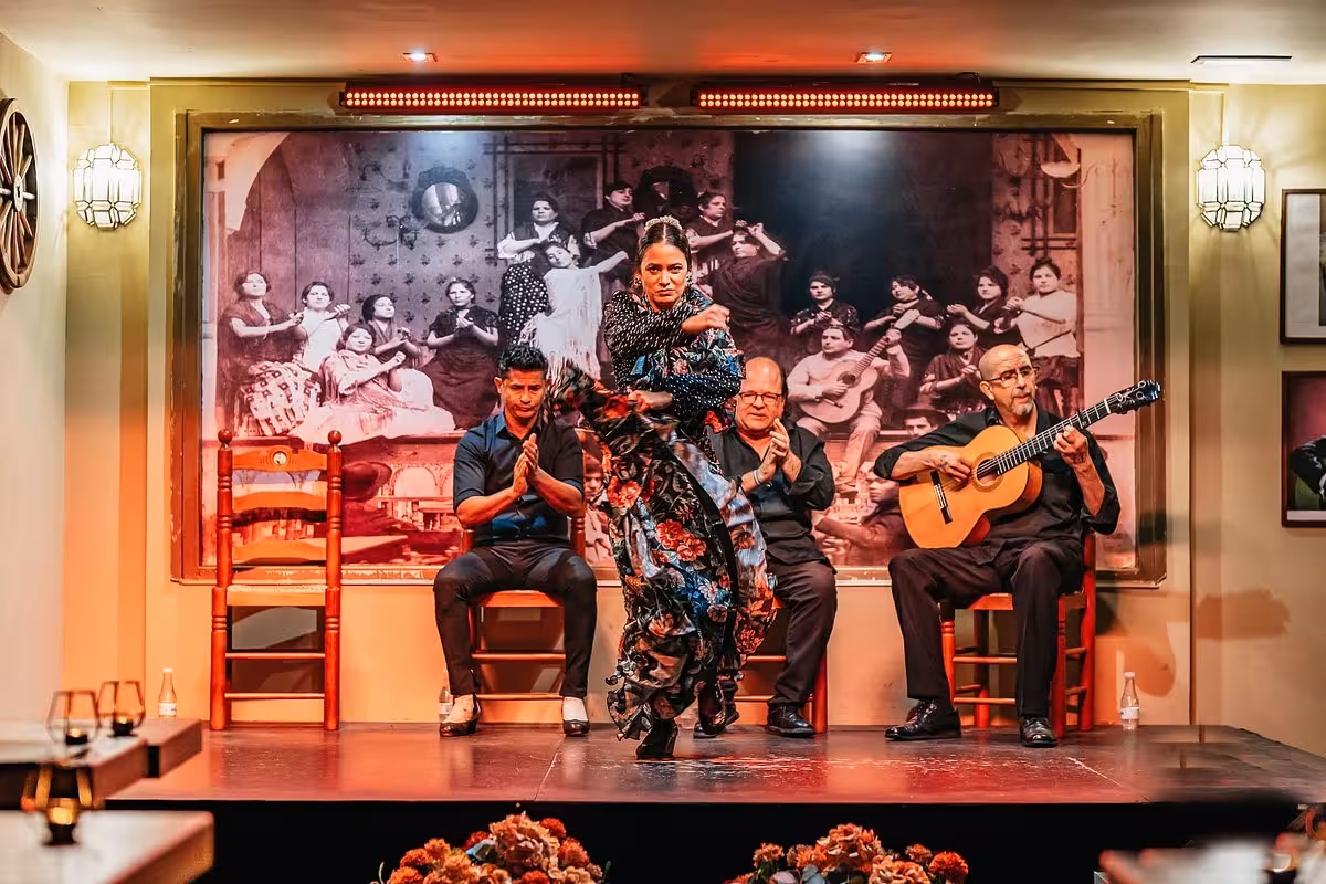 Espectáculo de flamenco en Sevilla con bailaora y guitarrista en tablao, tour Encantos Locales + Tablao Flamenco