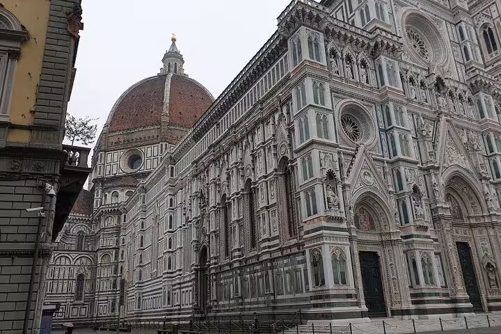 Side perspective of Florence Cathedral, emphasizing its grand architecture for airport transfer convenience.