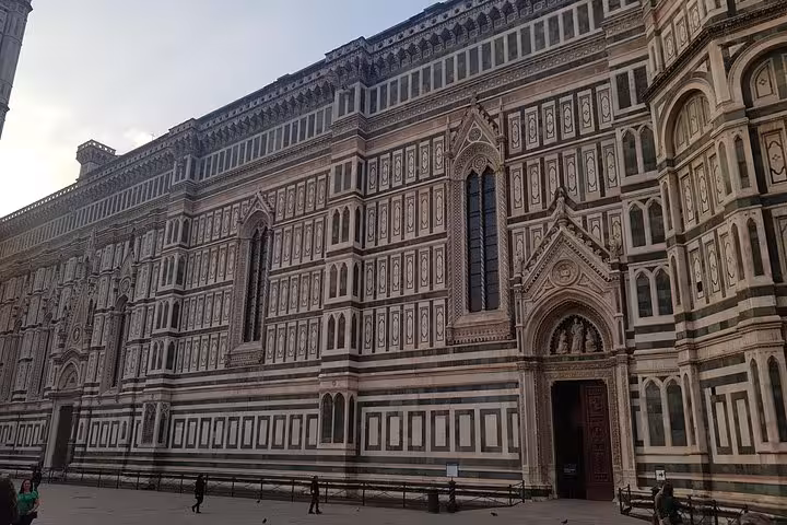 Florence Cathedral facade in Piazza del Duomo, highlight stop on full-day Florence and Pisa tour from Rome