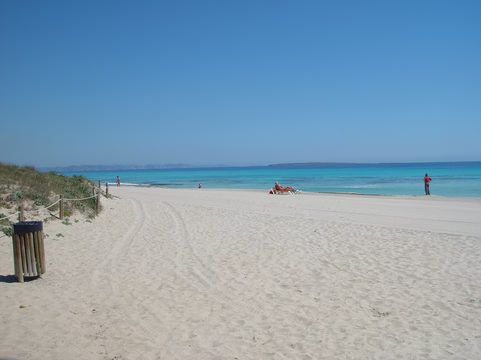 Wide sandy Formentera beach with turquoise sea, scenic highlight on Ibiza to Formentera bike tour with ferry transfer