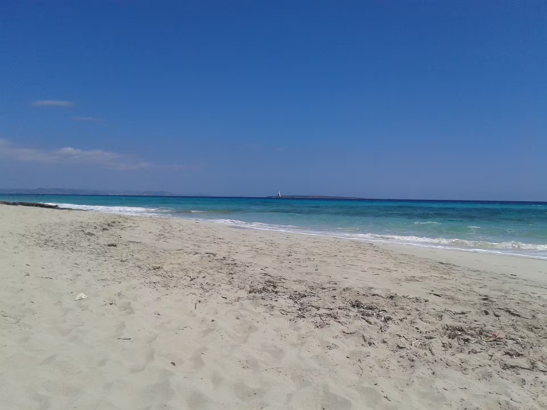 White sand beach and crystal-clear water in Formentera, highlight of Ibiza day trip with transfers and fast ferry