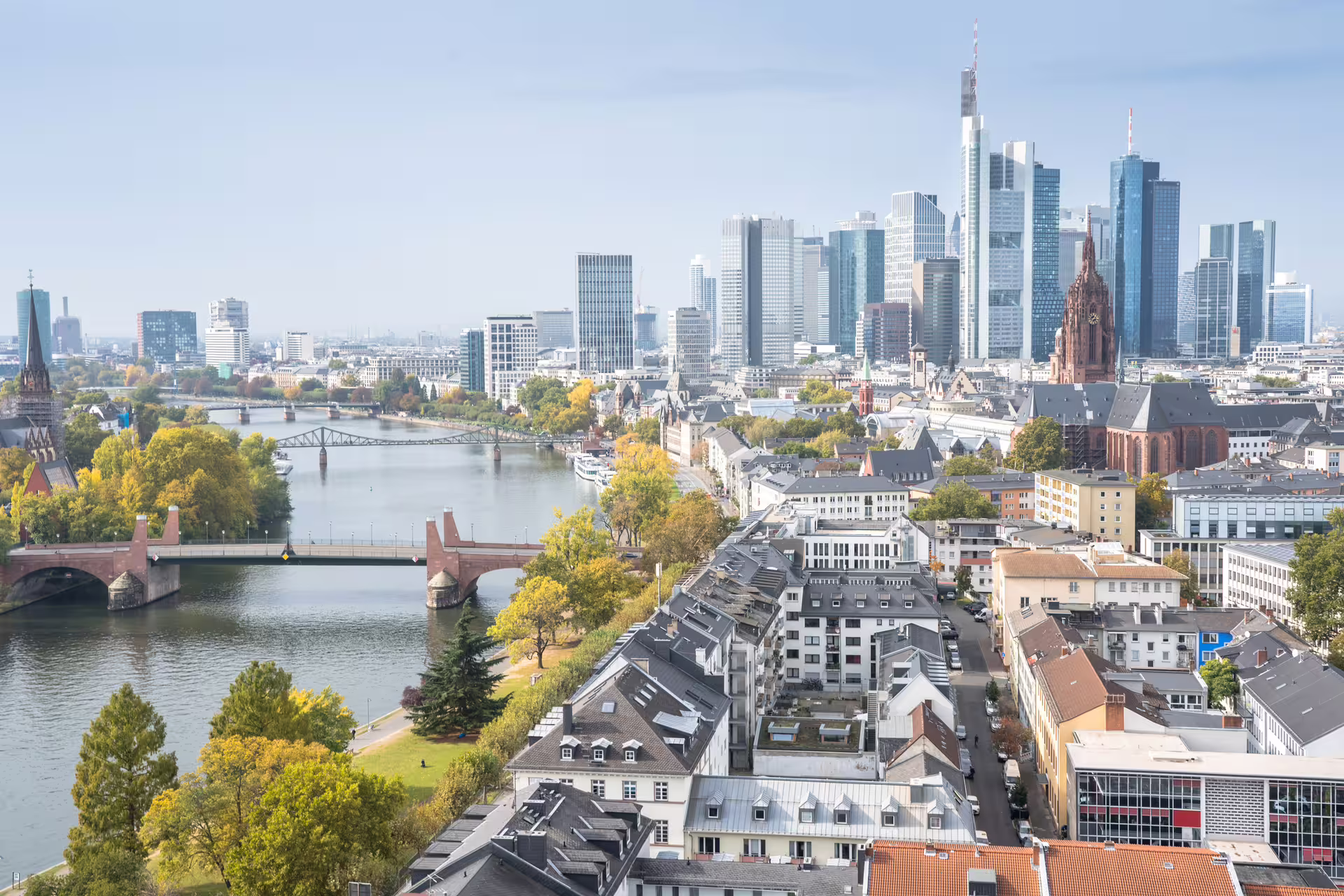 Panoramic Frankfurt am Main skyline with bridges and cathedral, featured on 1 day walking tour audioguide