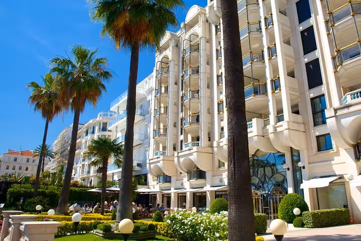 Elegant architecture and palm trees adorn the French Riviera, ideal for a stylish shopping experience.