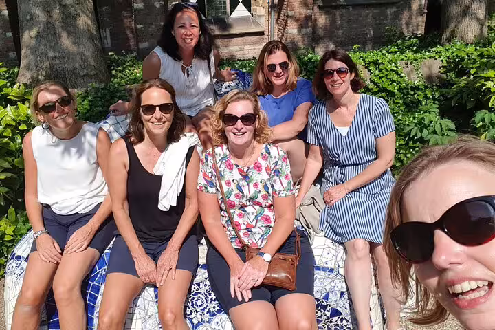Friends relaxing on a sunny bench during the e-Scavenger hunt Cologne, self-guided city exploration game