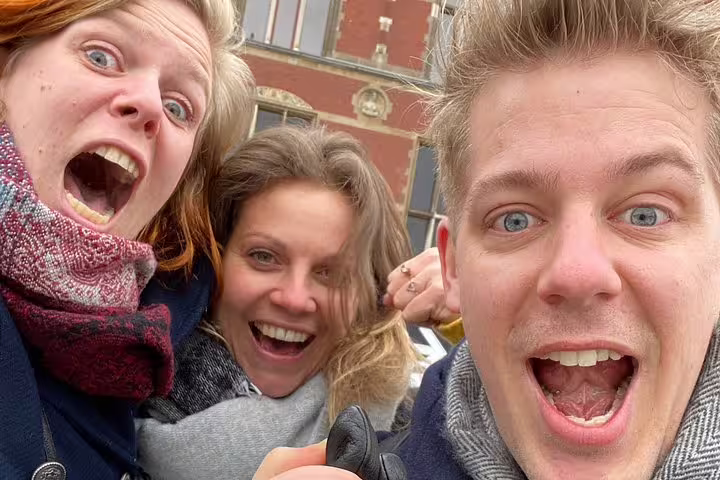Friends cheering on a self-guided e-scavenger hunt in Den Bosch, interactive city game with smartphone clues