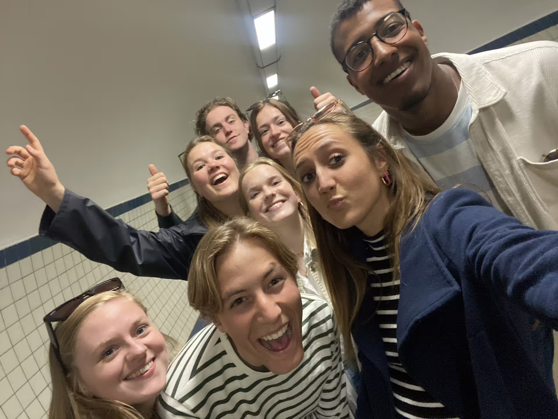 Friends taking a selfie during an Antwerp e-scavenger hunt, enjoying a self-guided city exploration game