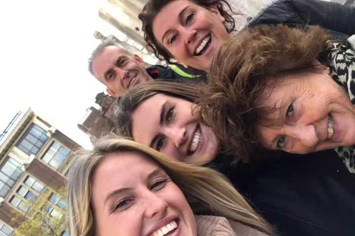 Smiling friends taking a selfie during the Den Bosch e-scavenger hunt, exploring city sights at their own pace