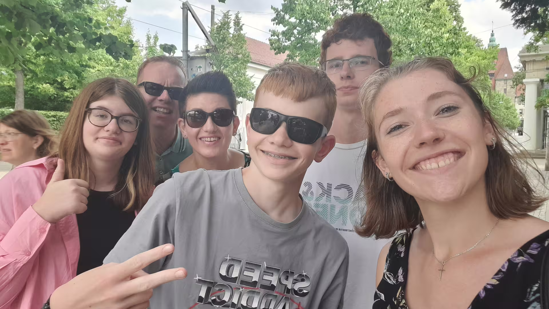 Friends taking a selfie during the e-Scavenger hunt Antwerp, a self-guided city exploration game