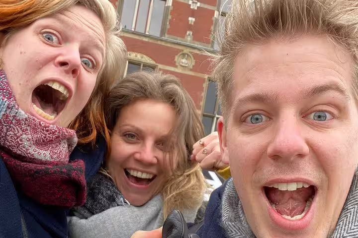 Friends taking a fun selfie during the e-Scavenger hunt Rotterdam, exploring city highlights at their own pace