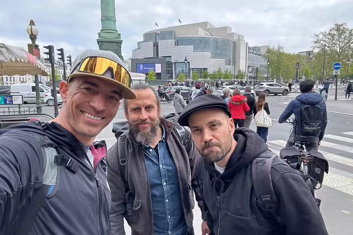 Friends selfie near Place de la Bastille, meeting point for Paris Marais District scavenger hunt walking tour