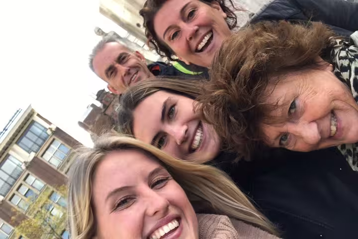 Friends taking a selfie during the Utrecht e-scavenger hunt, a fun self-paced city exploration game