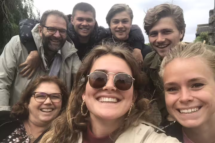 Friends smiling for a selfie during a Vienna e-scavenger hunt, exploring the city at their own pace