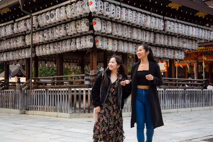 Friends posing by lanterns at Yasaka Shrine, Kyoto Japan private vacation photographer photo session