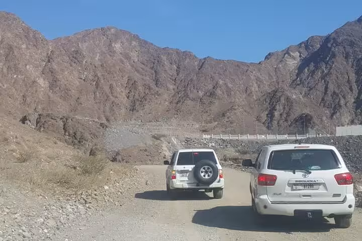 4x4 convoy driving through Hajar Mountains on Fujairah Khorfakkan mountains safari sightseeing tour route